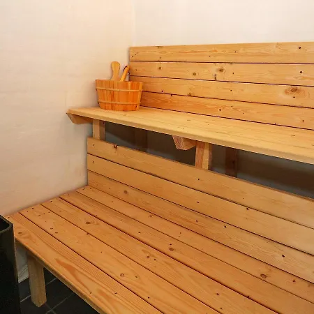 Three-bedroom Holiday In 10 *