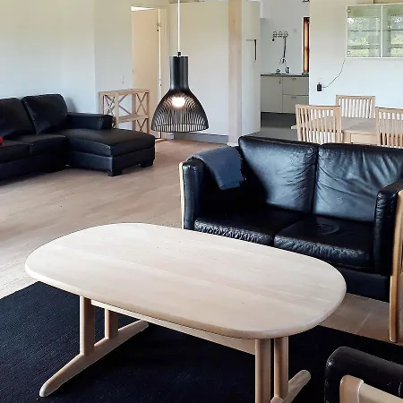 Three-bedroom Holiday In 10 *